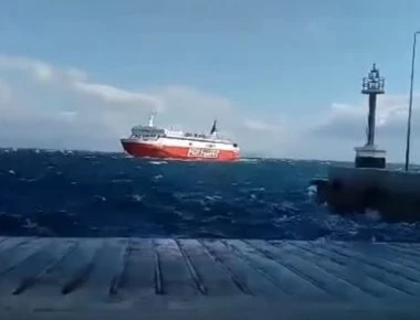 Η «μάχη» του καπετάνιου του Fast Ferries Andros να δέσει στο λιμάνι της Ραφήνας (βίντεο)